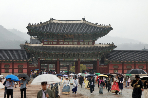 추석 명절날인 6일 전국 대부분 지역에 비소식이 전해진다. 사진은 추석 명절을 하루 앞둔 5일 오전 서울 경복궁에서 관람객들이 우산을 들고 발걸음을 옮기는 모습. /사진=뉴스1