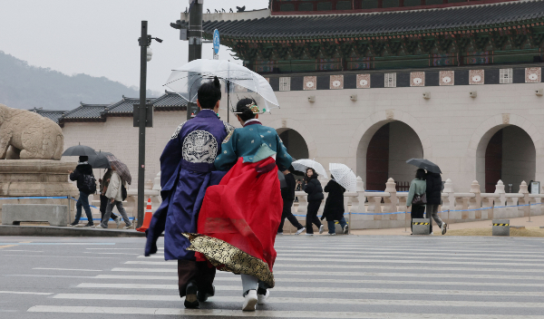 추석 당일인 6일 전국 대부분 지역에 비소식이 예보됐다. 사진은 서울 경복궁 앞에서 한복을 입고 우산을 쓴 관광객이 발걸음을 재촉하는 모습. /사진=뉴스1