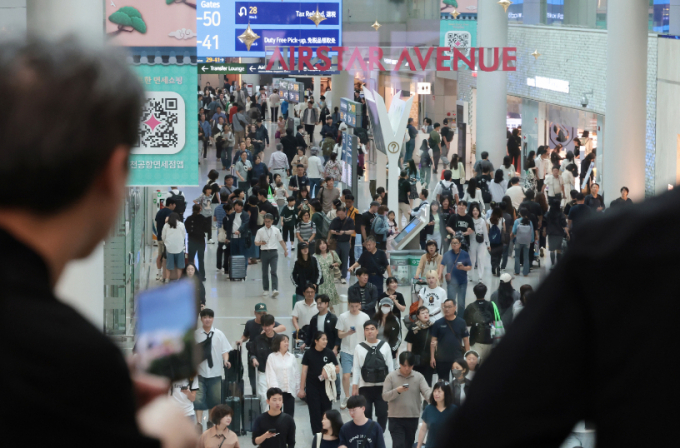 추석 연휴 둘째 날인 4일 오전 인천국제공항 제1여객터미널 출국장이 여행객들로 북적이고 있다./사진=뉴스1