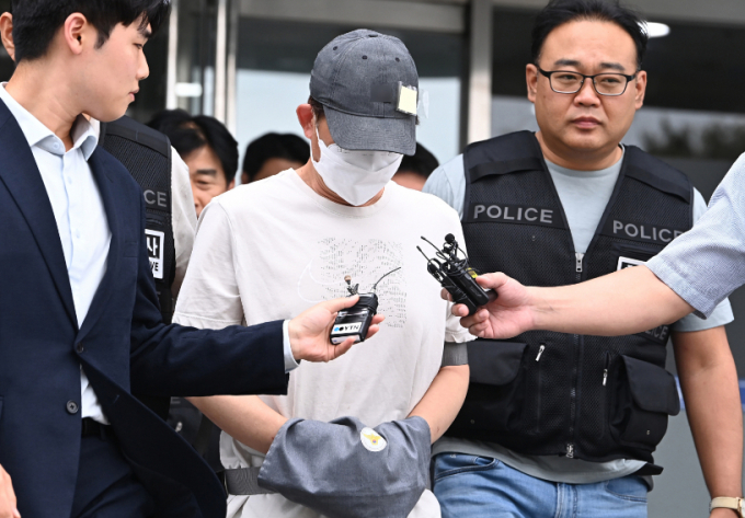 20대 틱토커를 살해한 혐의를 받는 50대 남성 A 씨가 구속 전 피의자 심문(영장실질심사)에 출석하기 위해 16일 경기 용인동부경찰서 유치장을 나오고 있다./사진=뉴시스 