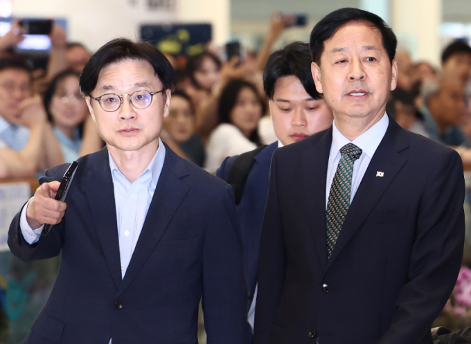  한미 관세협상을 마친 구윤철 경제부총리 겸 기획재정부 장관과 김정관 산업통상자원부 장관이 지난 8월 1일 오후 인천공항 2터미널을 통해 귀국하고 있다./사진=뉴스1 김민지 기자
