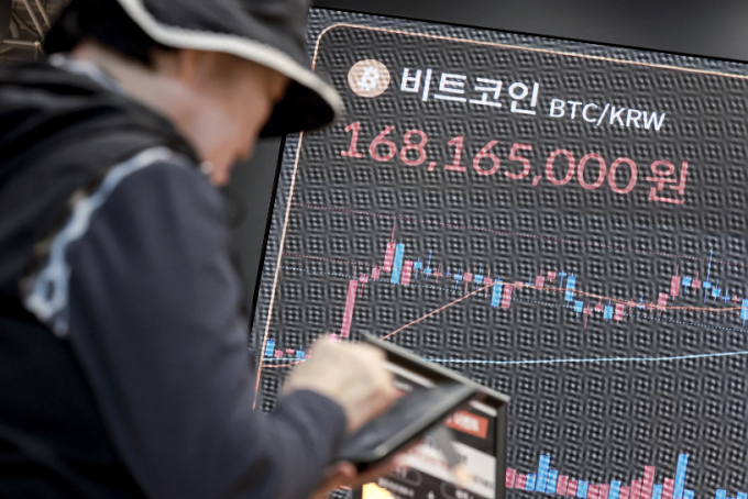 서울 서초구 빗썸라운지 강남점 전광판에 비트코인 시세가 표시되어 있다./사진=뉴시스 