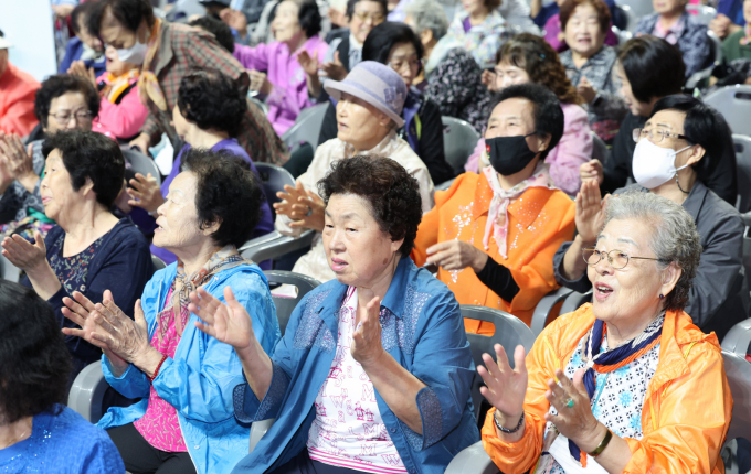  공공신탁 도입과 더불어 인공지능(AI) 기반 거래 모니터링, 후견제도 보완 등 실질적인 대응 체계 마련이 시급하다는 목소리도 커진다. 사진은 지난 2일 서울 중구 장충체육관 주경기장에서 열린 노인의 날 기념식에 참석한 어르신들이 기념공연을 즐기고 있는 모습. /사진=뉴스1