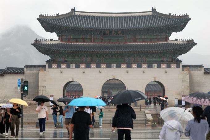  추석 명절을 하루 앞둔 5일 오전 서울 광화문 앞에서 외국인 관광객과 시민들이 우산을 들고 발걸음을 옮기고 있다./사진=뉴스1