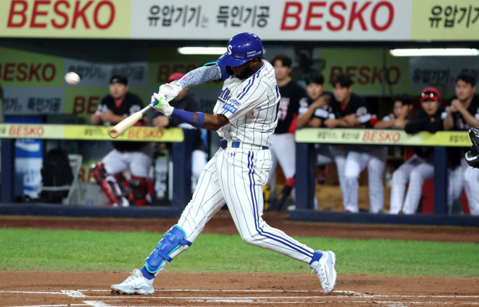 지난달 30일 대구 수성구 삼성라이온즈파크에서 열린 2025 신한 SOL 뱅크 KBO리그 KIA 타이거즈와 삼성 라이온즈의 경기, 1회말 1사 주자 1,3루 상황에서 삼성 디아즈가 스리런 홈런을 치고 있다./사진=뉴시스