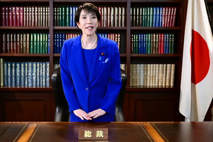 본 자유민주당 총재 선거에서 당선된 다카이치 사나에 일본 전 경제안보담당상이 4일 일본 도쿄 자유민주당 당사에서 열린 자유민주당 대표실에서 포즈를 취하고 있다. 있다. /AP=뉴시스