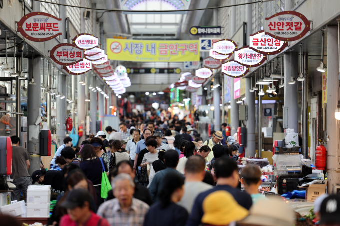  최장 열흘에 달하는 추석 황금연휴를 앞둔 2일 오후 광주 북구 우산동 말바우시장 일대가 차례상을 차리기 위한 시민들로 북적이고 있다./사진=뉴스1 