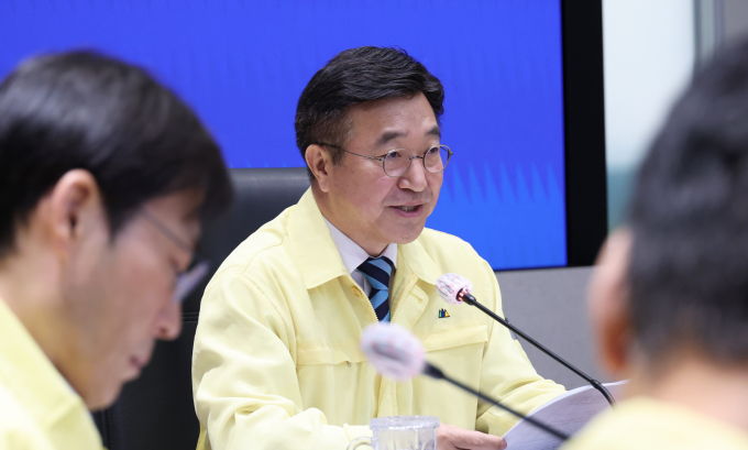  윤호중 중앙재난안전대책본부장(행정안전부 장관)이 지난 3일 오전 서울 종로구 정부서울청사 중앙재난안전상황실 서울상황센터에서 제9차 국가정보자원관리원 행정정보시스템 화재 관련 중앙재난안전대책본부 회의를 주재하고 있다./사진=행정안전부 제공) 
