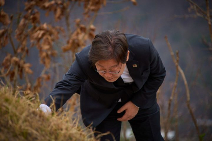 이재명 대통령이 대선 예비후보 시절이던 지난 4월 고향 안동에서 부모 선영을 참배하는 모습/사진=이재명 예비후보 경선캠프