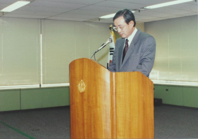 고려아연 종무식에서 임직원들에게 격려인사를 하고 있는 최창걸 고려아연 명예회장. / 사진=고려아연