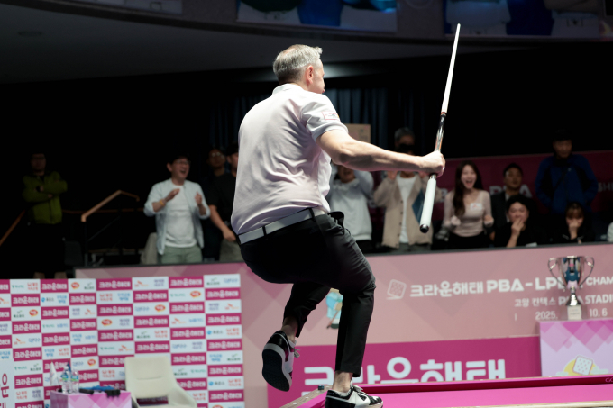 에디 레펀스가 우승 직후 당구대로 폴짝 튀어 오른 이유를 설명했다. 사진은 지난 6일 경기 고양킨텍스 PBA스타디움에서 열린 2025-26시즌 5차 투어 크라운해태 PBA-LPBA 챔피언십 한가위 PBA 결승전에서 우승을 차지한 레펀스가 당구대로 튀어 오르는 모습. /사진=프로당구협회(PBA) 제공 