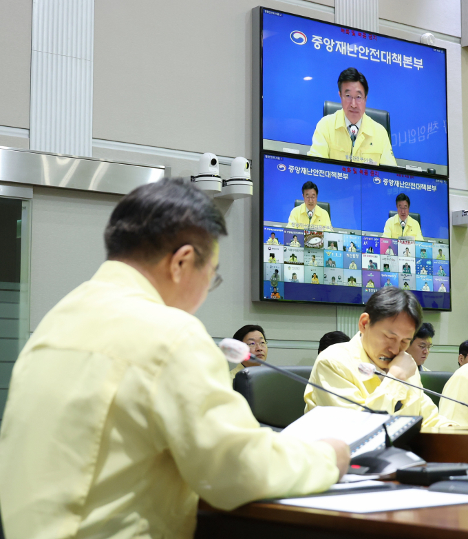 [서울=뉴시스] 홍효식 기자 = 윤호중 중앙재난안전대책본부장(행정안전부 장관)이 3일 오전 서울 종로구 정부서울청사 중앙재난안전상황실 서울상황센터에서 제9차 국가정보자원관리원 행정정보시스템 화재 관련 중앙재난안전대책본부 회의를 주재하고 있다. (사진=행정안전부 제공) 2025.10.03. photo@newsis.com *재판매 및 DB 금지 /사진=