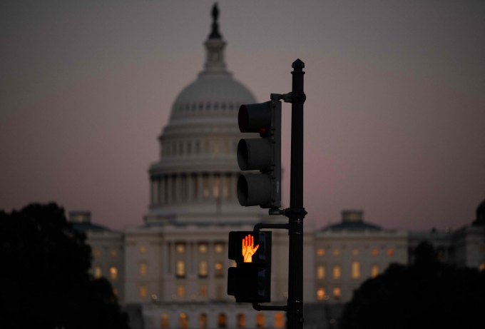 (워싱턴D.C. AFP=뉴스1) 이정환 기자 = 미국 연방정부 셧다운 첫날이었던 1일(현지시간) 워싱턴 D.C. 미국 국회의사당을 배경으로 횡단보도에서 신호등이 깜빡이고 있다. 도널드 트럼프 미국 대통령과 민주당 의원들이 정부 운영 재개를 위한 합의에 실패하면서 연방 부처와 기관들이 자정 이후 문을 닫았다. 2025.10.01  ⓒ AFP=뉴스1  Copyright © 뉴스1. All rights reserved. 무단 전재 및 재배포,  AI학습 이용 금지. /사진=(워싱턴D.C. AFP=뉴스1) 이정환 기자