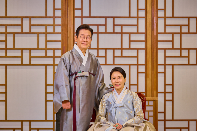 [서울=뉴시스] 최동준 기자 = 대통령실은 이재명 대통령과 김혜경 여사가 추석 명절 인사를 하는 모습을 7일 SNS에 공개했다.  이 대통령은 메시지를 통해 "국민 여러분의 오늘과 민생의 내일을 더 낮은 마음으로, 더 세밀히 챙길 것을 다시 한번 약속드린다"고 밝혔다. (사진=이재명 대통령 SNS) 2025.10.07. photo@newsis.com *재판매 및 DB 금지 /사진=최동준