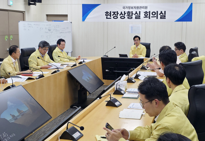 [서울=뉴시스] 조성우 기자 = 김민재 중앙재난안전대책본부 1차장(행정안전부 차관)이 2일 대전시 유성구 국가정보자원관리원 현장상황실에서 국가정보시스템 복구 상황 점검회의를 주재하고 있다. (사진=행정안전부 제공) 2025.10.02. photo@newsis.com *재판매 및 DB 금지 /사진=