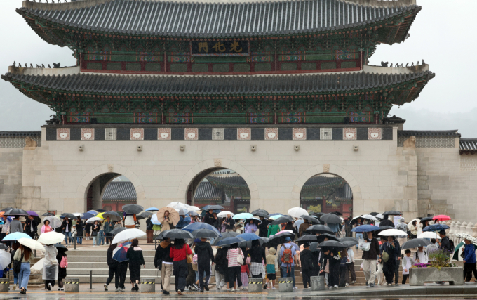 (서울=뉴스1) 김명섭 기자 = 추석인 6일 서울 종로구 경복궁에서 비가 내리는 가운데 시민들과 외국인 관광객들이 나들이를 하고 있다.  추석 연휴 기간동안 경복궁, 창덕궁, 덕수궁, 창경궁 등 4대 궁과 종묘, 조선왕릉이 무료로 개방되어 누구나 자유롭게 관람할 수 있다. 2025.10.6/뉴스1  Copyright © 뉴스1. All rights reserved. 무단 전재 및 재배포,  AI학습 이용 금지. /사진=(서울=뉴스1) 김명섭 기자