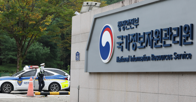 대전 국가정보자원관리원(국정자원) 화재로 중단된 행정정보시스템의 24.6%가 복구됐다.지난 2일 국정자원 앞 경찰 차량이 서 있다. /사진=뉴스1