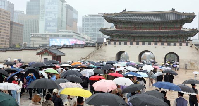 추석 당일인 지난 6일 서울 종로구 경복궁에서 비가 내리는 가운데 시민들과 외국인 관광객들이 나들이를 하고 있다. /사진=뉴스1 김명섭 기자