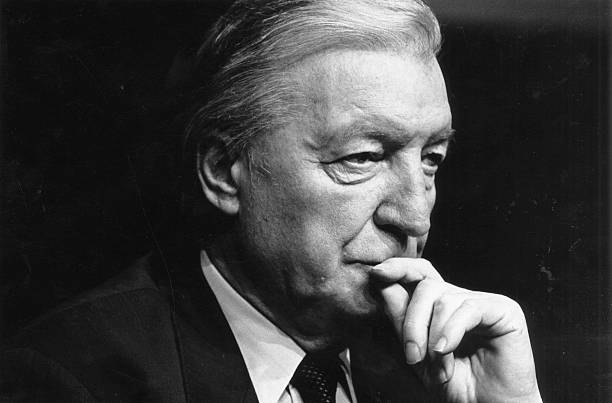  '켈틱 타이거'의 서막을 연 찰스 호히(Charles Haughey)의 삶에는 20세기 아일랜드 정치의 빛과 그림자가 함께 투영돼 있다.  사진은 아일랜드의 전 총리 찰스 호히의 흑백 초상. 1970~1990년대 아일랜드 정계를 대표했던 그는 과감한 개혁과 연이은 스캔들로 아일랜드 현대 정치사를 통틀어 가장 드라마틱한 인물로 남았다. /사진=게티이미지