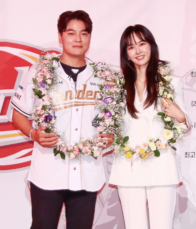 추신수 SSG 랜더스 구단주 보좌역 겸 육성총괄이 지난 6월 14일 인천 SSG랜더스필드에서 열린 자신의 은퇴식에서 아내 하원미와 기념촬영을 하고 있다. 사진은 기사 내용과 무관. /사진=뉴스1(SSG 랜더스 제공)