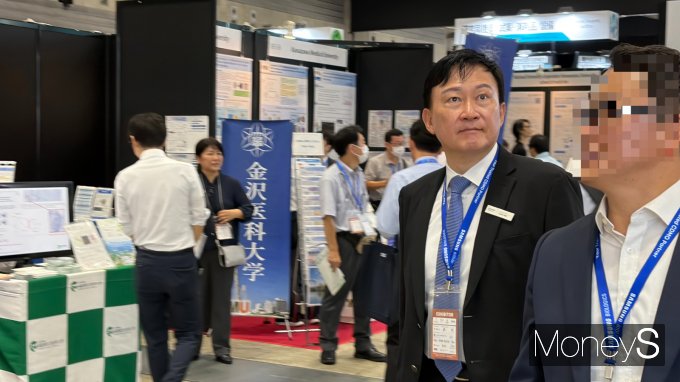 사진은 바이오재팬 전시회를 둘러보는 존림 삼성바이오로직스 대표. /사진=김동욱 기자