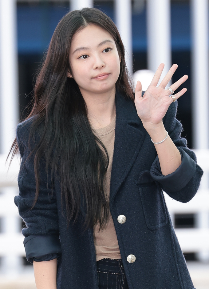 블랙핑크 제니가 해외 일정을 위해 4일 인천국제공항을 통해 프랑스 파리로 출국하기 전 인사를 하고 있다./사진=뉴스1