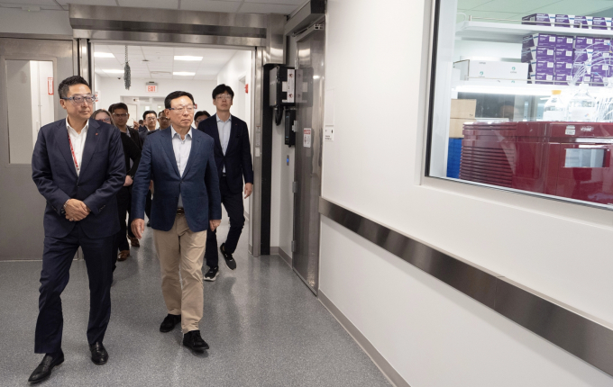 신동빈 롯데그룹 회장이 바이오 사업을 점검했다. 사진은 미국 뉴욕 소재 롯데바이오로직스 시러큐스 바이오 캠퍼스를 방문한 신 회장(왼쪽에서 두 번째). /사진=롯데그룹