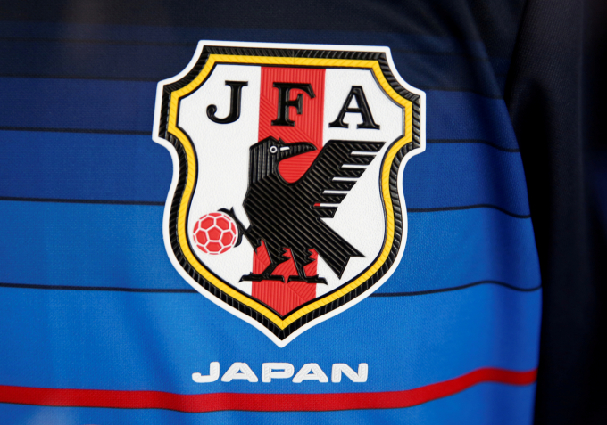 일본축구협회(JFA) 기술위원장이 기내에서 음란물을 보다가 프랑스에서 징역을 선고받는 일이 벌어졌다. 사진은 JFA 로고. /사진=로이터