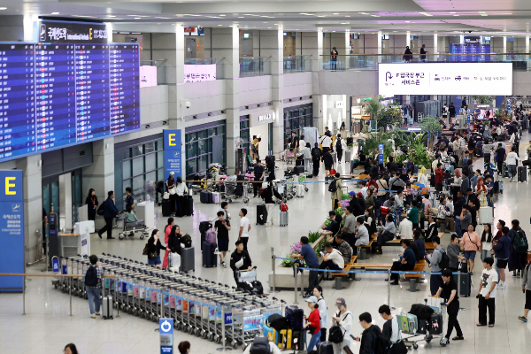 다음 장기 연휴에 관심이 쏠린다. 사진은 추석 연휴 마지막날인 지난 9일 오후 인천국제공항 입국장이 여행객들로 북적이고 있는 모습. /사진=뉴스1