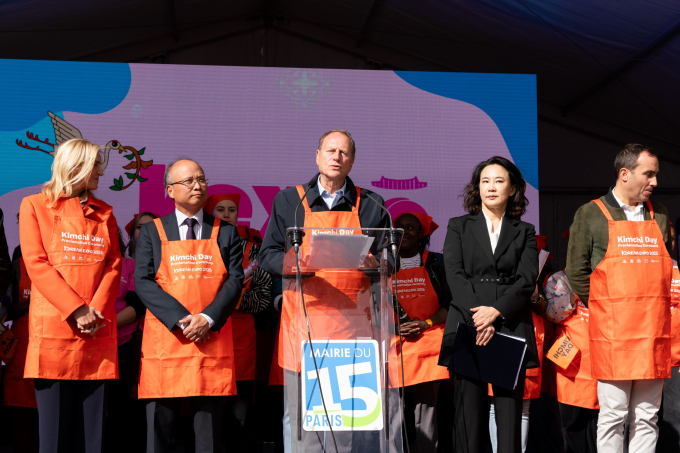 지난 4일(현지시각) 프랑스 파리15시청 대광장에서 열린 '2025 KOREAN EXPO - 김치의 날 제정 선포식'에서 필립 구종(Philippe Goujon) 파리15시장이 '김치의 날' 공식 제정을 선포하고 있다. /사진=대상