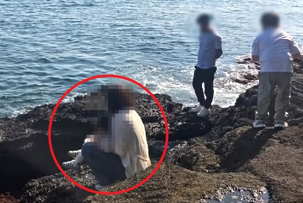제주 용머리해안에서 한 중국인 관광객이 어린 자녀의 용변을 보게 한 외국인 관광객이 질타를 받고 있다. 사진은 지난 6일 제주 용머리해안에서 아이의 용변을 보게 한 외국인 관광객의 모습. /사진=보배드림