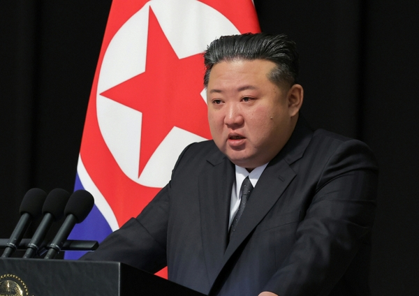 김정은 북한 국무위원장이 노동당 창건 80주년을 맞아 방북한 리창 중국 국무원 총리와 전략적 의사소통 등을 논의했다. 사진은 지난달 29일 목란관에서 해외 군사작전에서 특출한 공훈을 세운 참전 열사들의 유가족들을 만난 김정은 북한 국무위원장. /사진=뉴스1(노동신문)