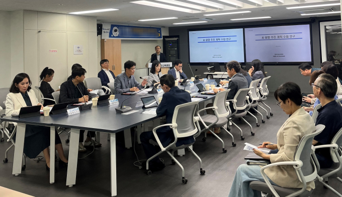 지난달 25일 광명시 디지털혁신교육센터 회의실에서 'AI 광명 추진 계획 수립 용역' 착수보고회가 진행 중이다. /사진제공=광명시