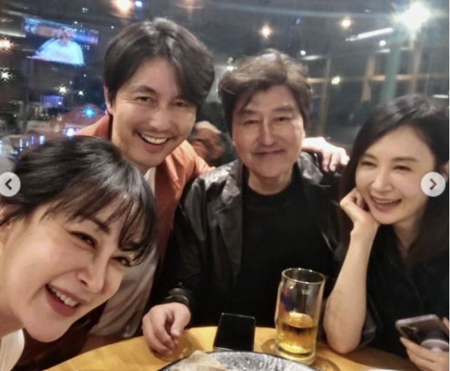  배우 채시라가 정우성, 송강호, 김혜은 등 동료 배우들과 찍은 사진을 공개했다. /사진=정우성 인스타그램