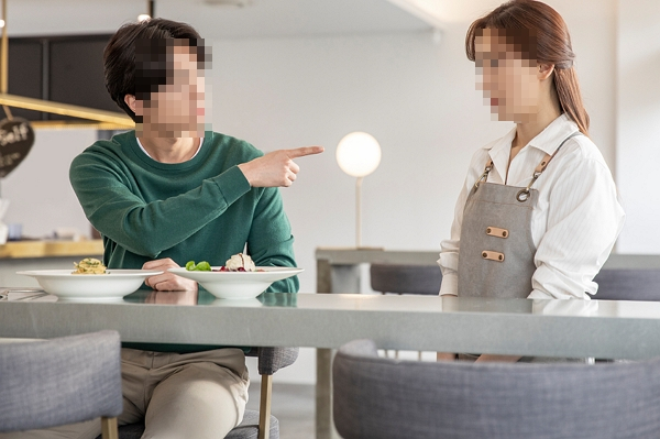 백반집에서 4시간 동안 노트북 작업을 하는 진상 손님 때문에 고민이라는 사장의 사연이 전해졌다. 사진은 기사의 이해를 돕기 위함. /사진=클립아트코리아