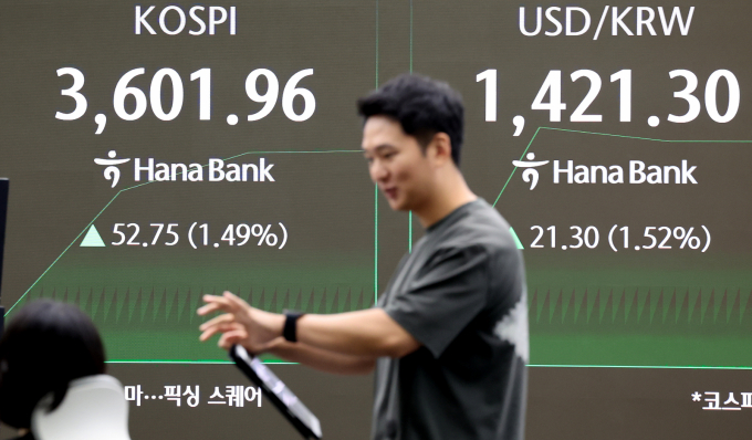  추석 연휴를 마친 첫날인 10일 코스피가 3600선을 돌파하며 최고가를 경신했다/사진=뉴스1