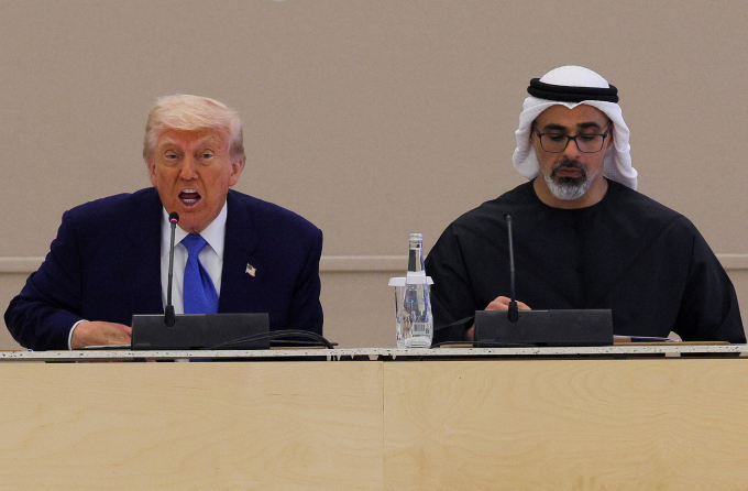 미국 상무부가 수십억달러 규모 엔비디아 AI 반도체를 아랍에미리트(UAE)에 수출 라이선스를 발급했다. 사진은 도널드 트럼프 미국 대통령(왼쪽)이 지난 5월16일 UAE 아부다비 카르스 알 와탄에서 열린 비즈니스 포럼에 참석해 셰이크 칼레드 빈 모하메드 빈 자이드 알 나흐얀 아부다비 왕세자와 대화하는 모습. /사진=로이터