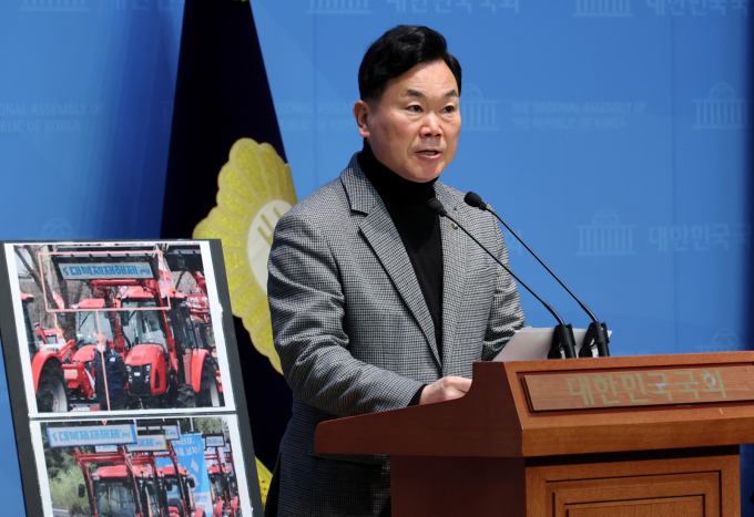 김승수 국민의힘 의원이 3일 오전 서울 여의도 국회 소통관에서 전국농민회총연맹(전농) 트랙터 시위 규탄 기자회견을 하고 있다./사진제공=뉴시스