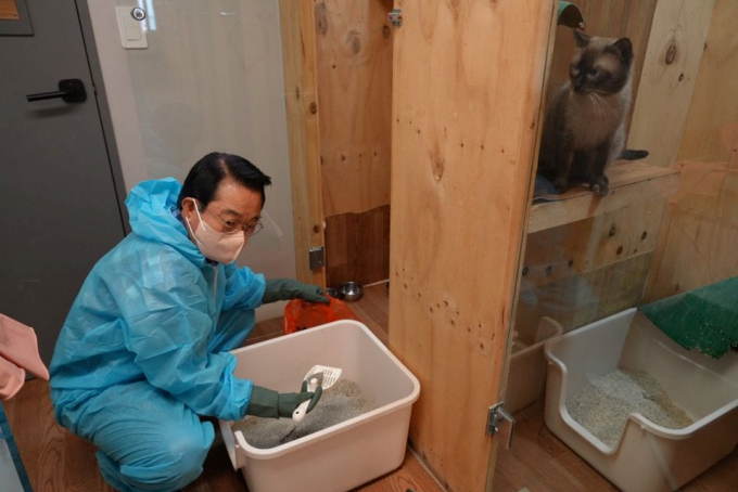 안병길 해진공 사장이 부산 동부 유기동물 보호협회에서 보호소 청소 봉사활동을 펼치고 있다./사진=해진공