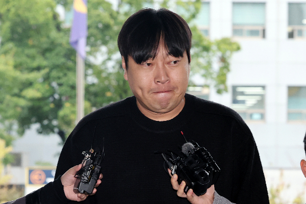 불법 도박 및 음주 운전 혐의로 경찰 수사를 받던 개그맨 이진호(39)의 여자 친구가 숨진 채 발견됐다. 사진 인터넷 불법 도박 사실을 털어놓은 개그맨 이진호가 지난해 오후 서울 강남경찰서에 피의자 신분으로 출석하는 모습. /사진=뉴스1