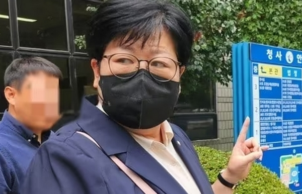 이태원 참사 막말 논란을 빚은 김미나 경남 창원시의원이 이재명 대통령과 김현지 대통령부속실장 사이를 둘러싼 음모론을 언급했다. 사진은 김미나 창원시의원이 지난해 8월22일 창원지법에서 이태원 참사 유가족에 대한 모욕 혐의 항소심 첫 공판을 마치고 법정을 나서는 모습. /사진=뉴스1