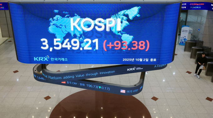 한국거래소가 결제주기를 2거래일에서 1거래일로 앞당기기 위한 실무진을 구성했지만 실제 현실화까진 시간이 걸릴 것이란 전망이다. 사진은 지난 2일 서울 여의도 한국거래소. /사진=뉴스1