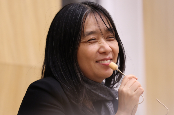 한강이 노벨문학상을 수상했다. 사진은 노벨문학상을 수상한 한강이 2024년 12월11일(현지시각) 스웨덴 스톡홀름 스웨덴어판 출판사 ‘나투르 오크 쿨투르’에서 열린 한국 기자단과의 기자간담회에서 취재진 질문에 답하고 있는 모습. /사진=뉴스1