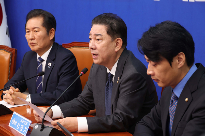 김병기 더불어민주당 원내대표가 10일 오전 서울 여의도 국회에서 열린 최고위원회의에서 발언을 하고 있다. / 사진=뉴시스 조성봉 기자 