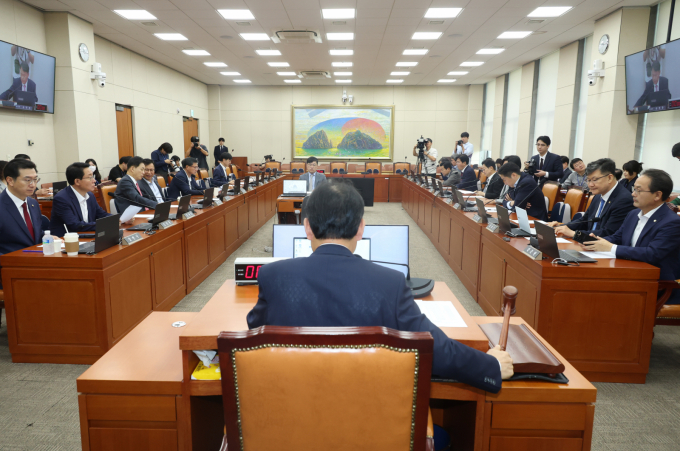 윤한홍 국회 정무위원장이 25일 서울 여의도 국회에서 열린 정무위원회 전체회의를 주재하고 있다. /사진-뉴시스