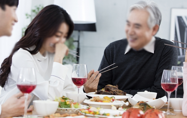 아버지의 선 넘는 외모 평가 때문에 절연하고 싶다는 며느리의 사연이 전해졌다. 사진은 기사 본문과 무관함. /사진=클립아트코리아