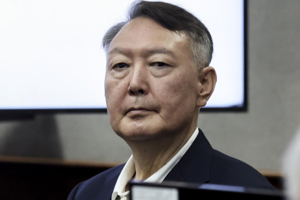 윤석열 전 대통령이 고위공직자범죄수사처에 체포되지 않으려고 총을 사용하려 했다는 법정 증언이 나왔다. 사진은 윤석열 전 대통령이 지난달 26일 서울 서초구 서울중앙지법에서 열린 특수공무집행방해, 직권남용 권리행사 방해 혐의 재판에 출석해 있는 모습. /사진=뉴시스(공동취재단)