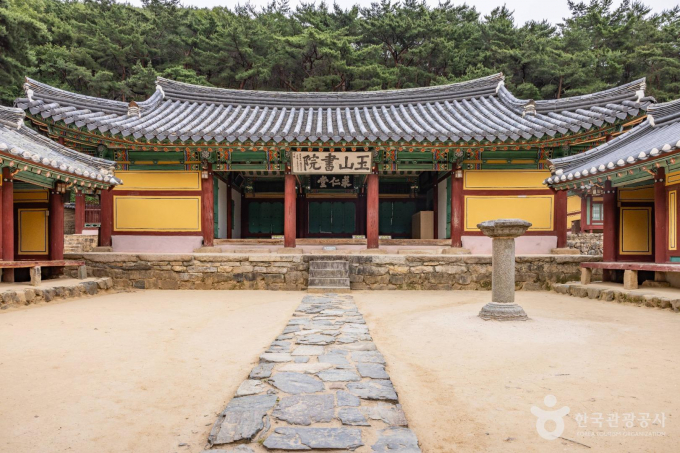 유네스코 세계유산에 등재된 옥산서원은 힐링이 가능한 고즈넉한 분위기를 자아낸다. /사진=한국관광공사