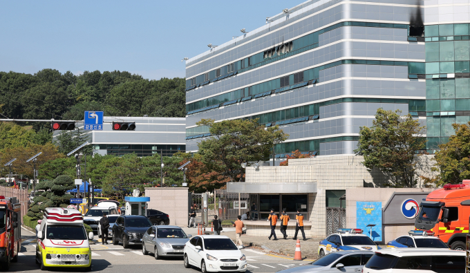 국가정보자원관리원(국정자원) 대전 본원 화재로 마비된 정부 전산망 시스템 709개 중 238개가 복구돼 33.6%의 복구율을 보였다. 사진은 지난 27일 화재가 발생한 대전 유성구 국정자원 화재현장. /사진=뉴시스   