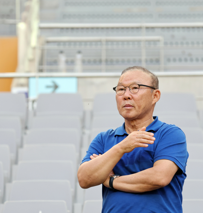과거 박항서 전 베트남 축구대표팀 감독이 현지에서 납치 위기를 겪었던 사실이 재조명되고 있다. 사진은 박 전 감독이 지난 6월9일 서울월드컵경기장에서 북중미월드컵 최종예선 마지막 경기인 쿠웨이트전을 앞두고 서울월드컵경기장에서 공식훈련을 하는 대표팀을 지켜보는 모습. /사진=뉴시스